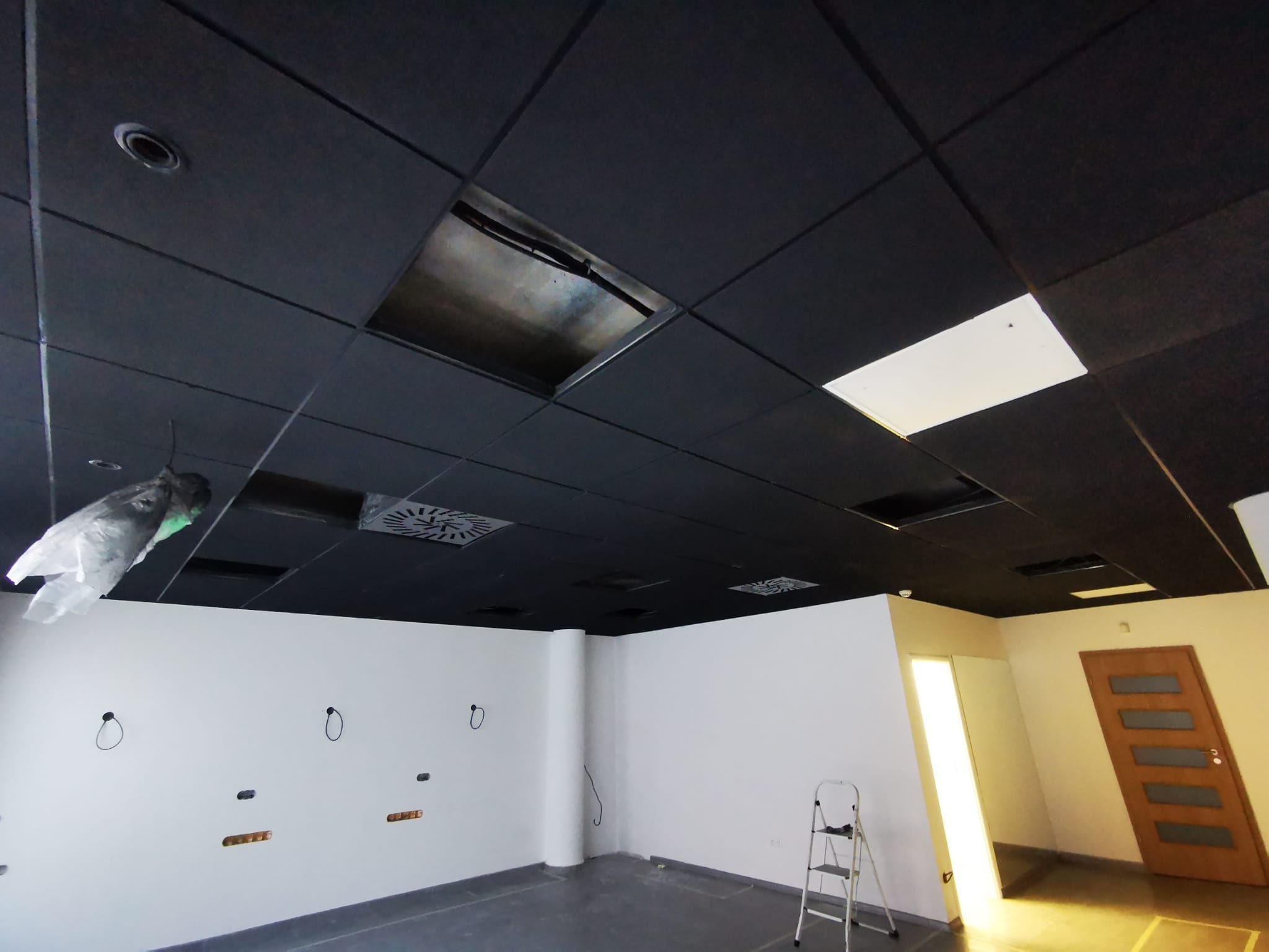 Striekanie stropu do čiernej