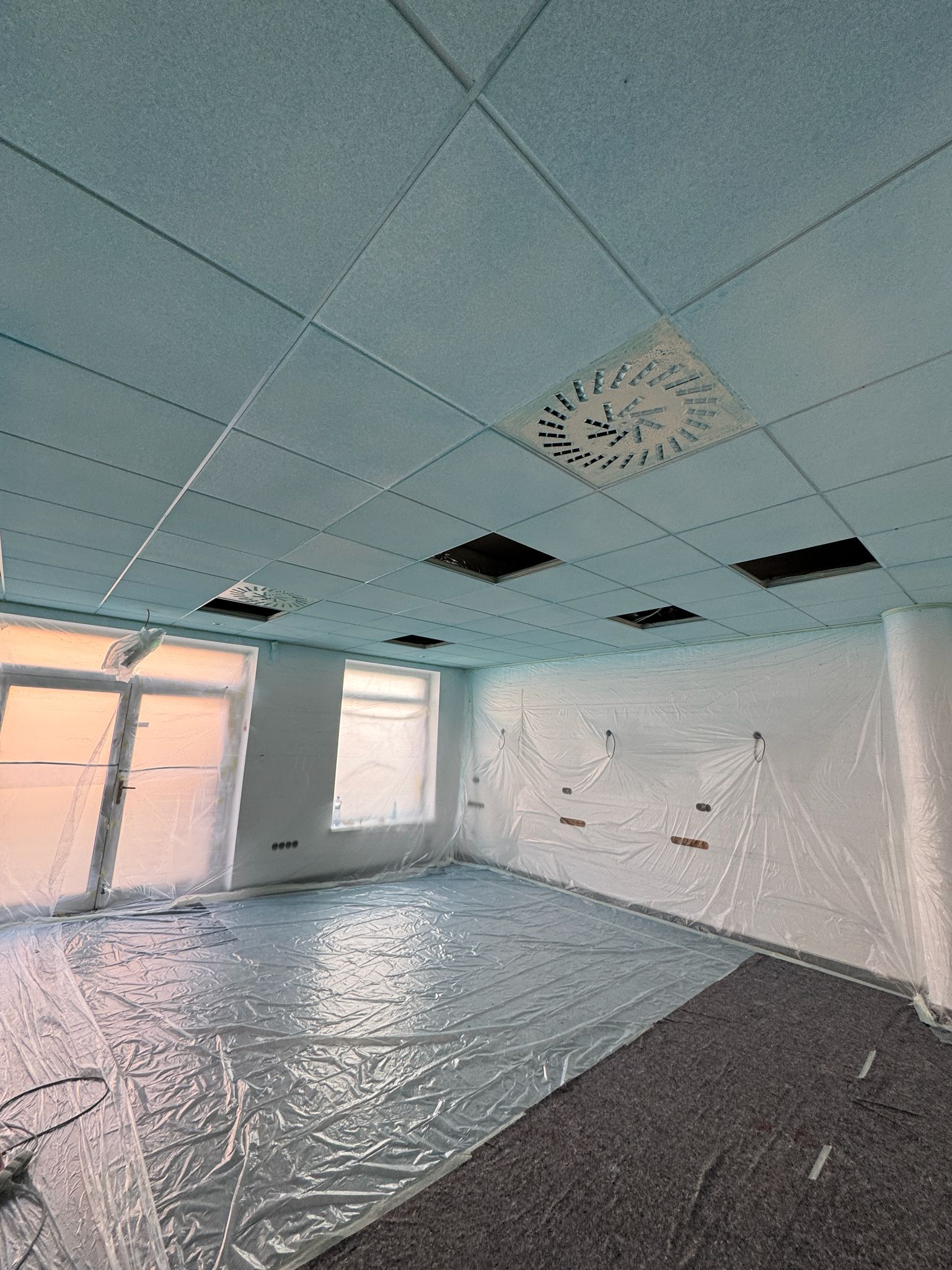 Striekanie stropu do čiernej